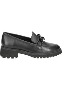 Schwarze Lederloafer mit strukturierter Oberfläche, ausgestattet mit einer erhöhten Zunge und einem dekorativen Kettenakzent. Dicke schwarze Gummisohle mit rutschfester Musterung.