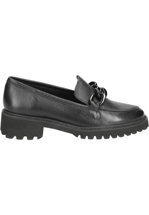 Mocassin en cuir noir avec une finition texturée, dotée d'une languette relevée et d'un accent décoratif enchaîné. Semelle en caoutchouc noir épaisse avec un motif de grip.