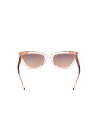 Gafas de sol en forma de ojo de gato con tinte rosa, lentes degradados, montura de plástico transparente y brazos delgados y transparentes que transicionan a un tono más oscuro.