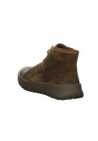 Chaussure montante en daim marron avec semelle en caoutchouc brun foncé et protection d'orteil, dotée d'un laçage à l'avant et d'une bordure cousue le long du col de la cheville.