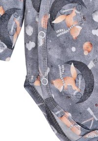 Grauer Bodysuit mit Illustrationen von orangen Füchsen, Monden und Sternen. Weicher Stoff mit Druckknöpfen am Boden für einfaches Wickeln.