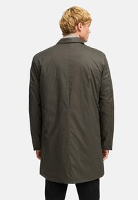 Olivgrön, knälång kappa med en enkel design, baksöm-detalj och en rak silhuett. Tillverkad av ett lätt, slätt material.