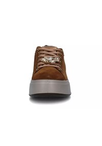 Sneaker in suede marrone con lacci piatti, dettagli di gemme scintillanti sulla linguetta, suola spessa bianca e suola esterna in gomma nera testurizzata.