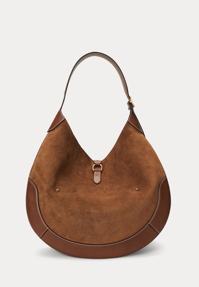 Brun skuldertaske i ruskind og læder i halvmåneform med enkelt rem og guldfarvet spænde i midten.