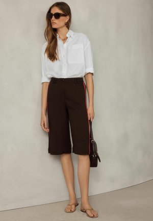 Next, REGULAR FIT - SMART KNEE SHORTS WITH SIDE STRIPES - Shorts - chocolate brown