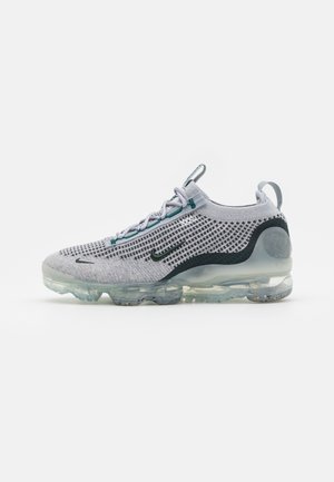 Nike Air VaporMax -lenkkarit vaaleanharmaasta mesh-materiaalista mustilla yksityiskohdilla, läpinäkyvällä vaimennuksella ja erottuvalla nauhoitusjärjestelmällä. Strukturoidut pinnat.