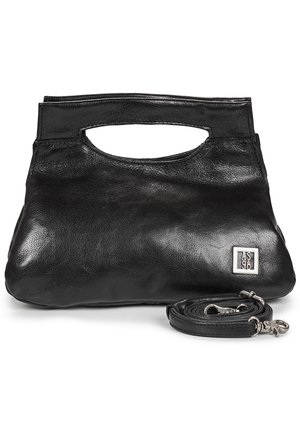 Schwarze Clutch aus Leder mit ausgeschnittenem Griff und abnehmbarem Schulterriemen, vorne mit kleinem silbernem AS98-Logo.