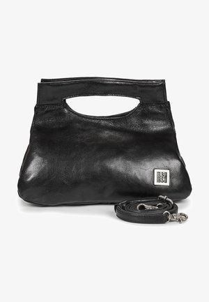 Pochette en cuir noir avec poignée découpée et bandoulière amovible, décorée d'un petit logo AS98 argenté sur le devant.