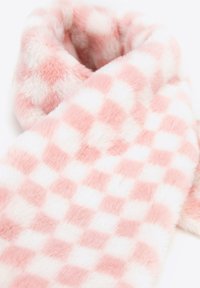 Sciarpa in eco-pelliccia con motivo a quadri rosa e bianco. Texture morbida con una finitura soffice, bordi arrotondati e un design accogliente.