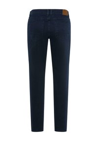 Jeans bleu foncé avec une coupe slim. Comprend deux poches arrière et un patch en cuir marron sur la ceinture. Texture en denim lisse.