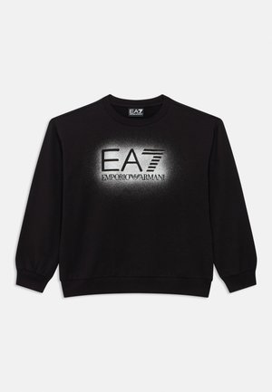 Crna duga majica s okruglim izrezom i bijelim efektom prskanja oko logotipa "EA7 Emporio Armani" na prsima.