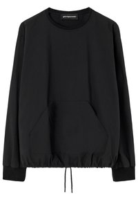 Felpa nera con collo rotondo, maniche lunghe, elastico in vita e tasca a marsupio frontale. Texture liscia, design minimalista.