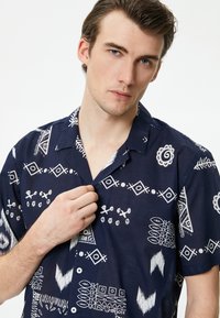 Koton SHORT SLEEVE ETHNIC PATTERNED - Skjorta - mottled dark blue