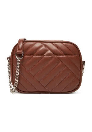 Bolso bandolera rectangular marrón de cuero acolchado con cadena de plata y bordes redondeados sobre fondo blanco.