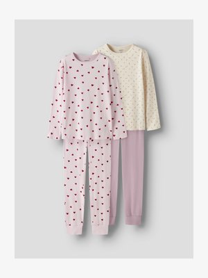 Dvi vaikiškų ilgomis rankovėmis pižamų komplektai; vienos šviesiai rožinės spalvos su raudonomis širdelėmis, kitos kreminės spalvos su mažais gėlių raštais ir šviesiai violetinės kelnės.