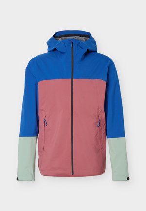 Vodeodolná bunda s modrou kapucňou a hornou časťou rukávov, ružovým trupom a svetlozelenými dolnými rukávmi, vybavená predným zipsom a vreckami na zips na bokoch.
