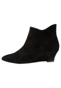 Bottines en daim noir avec un bout pointu et un talon compensé. Le design présente une silhouette épurée et un minimum de détails de couture.