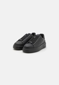 Svarta lädersneakers med en slät yta, rund tå, platt sula och snörningsdesign. Har en logotyp på sidan och tungan.