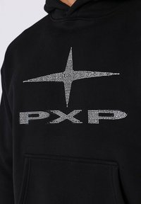 Felpa nera con cappuccio caratterizzata da una grafica in strass di una stella e la scritta "PXP" sul davanti. Il materiale sembra morbido e presenta una tasca frontale.