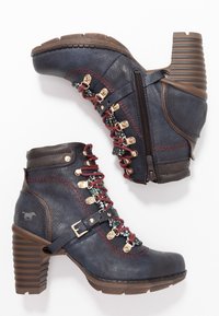 Botas de cuero azul marino hasta el tobillo con cordones rojos, ojales dorados, tacón marrón apilado, cremallera lateral y detalle de correa con hebilla.