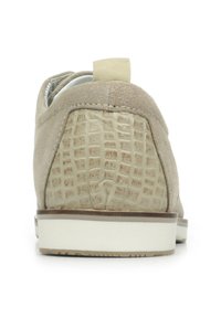Beige suède sneaker met een gestructureerde, lichtgrijze krokodillenpatroon hiel, witte zool en een klein aantrek-lusje aan de achterkant.