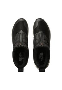 Zwarte sportieve schoenen met een gladde synthetische bovenkant, ritssluiting, gevoerd kraagje en witte rubberen zool. Textuurdetails zijn aanwezig op de bovenkant.