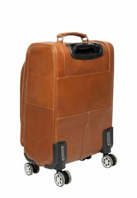 Maleta de cuero marrón con forma rectangular, dos asas laterales, cuatro ruedas y costuras distintivas en la superficie.