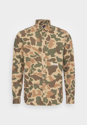 Camisa de manga larga con botones, con patrón de camuflaje en verde, marrón y beige, y un bolsillo en el pecho izquierdo con el texto blanco "ORIGINALS".