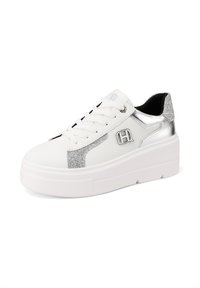 Sneakers platform bianchi con accenti di glitter argento, tacco metallico lucido, interno nero e dettagli del logo in evidenza. Design con lacci.