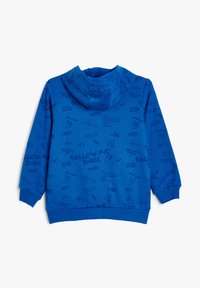 Blaue Kapuzenjacke mit strukturiertem Finish, ausgestattet mit einer Kapuze, gerippten Bündchen und verstreuten schwarzen Grafikdrucks und Texten auf dem Stoff.