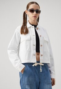GAP CROP SHACKET - Džinsa auduma jaka - optic white