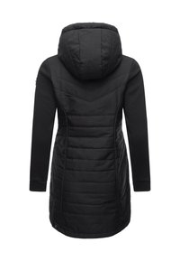 Juoda izoliuota striukė su gaubtu, vertikaliu dygsnių raštu, ilgomis rankovėmis ir elastingomis rankogaliais. Lygus paviršius ir kelio ilgio dizainas.