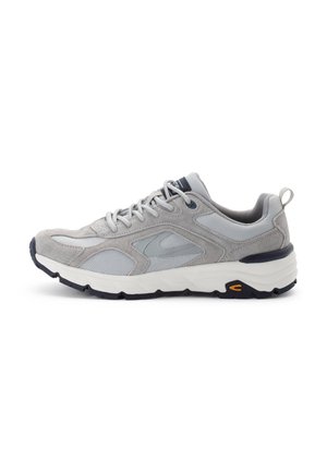 Lysegrå atletisk sneaker med mesh-paneler, ruskindsoverlays, hvid polstret sål, sort slidbane og snørebånd, set fra siden.