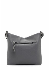 Borsa a tracolla in pelle grigia con finitura testurizzata, dotata di tasca frontale con zip e tracolla regolabile. Design minimalista, struttura morbida.