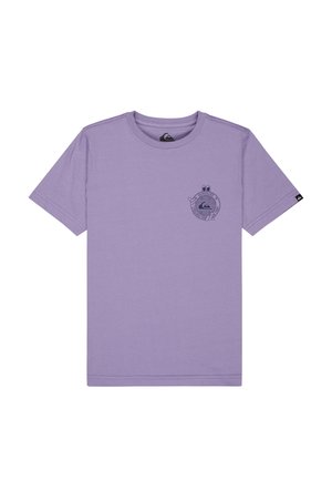 T-shirt lilas à manches courtes et col rond avec un petit logo circulaire noir de Quiksilver représentant une vague et un texte sur le côté gauche de la poitrine.