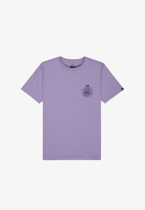 Liliowa koszulka z krótkim rękawem i okrągłym dekoltem, z małym czarnym okrągłym logo Quiksilver z motywem fali i tekstem na lewej piersi.