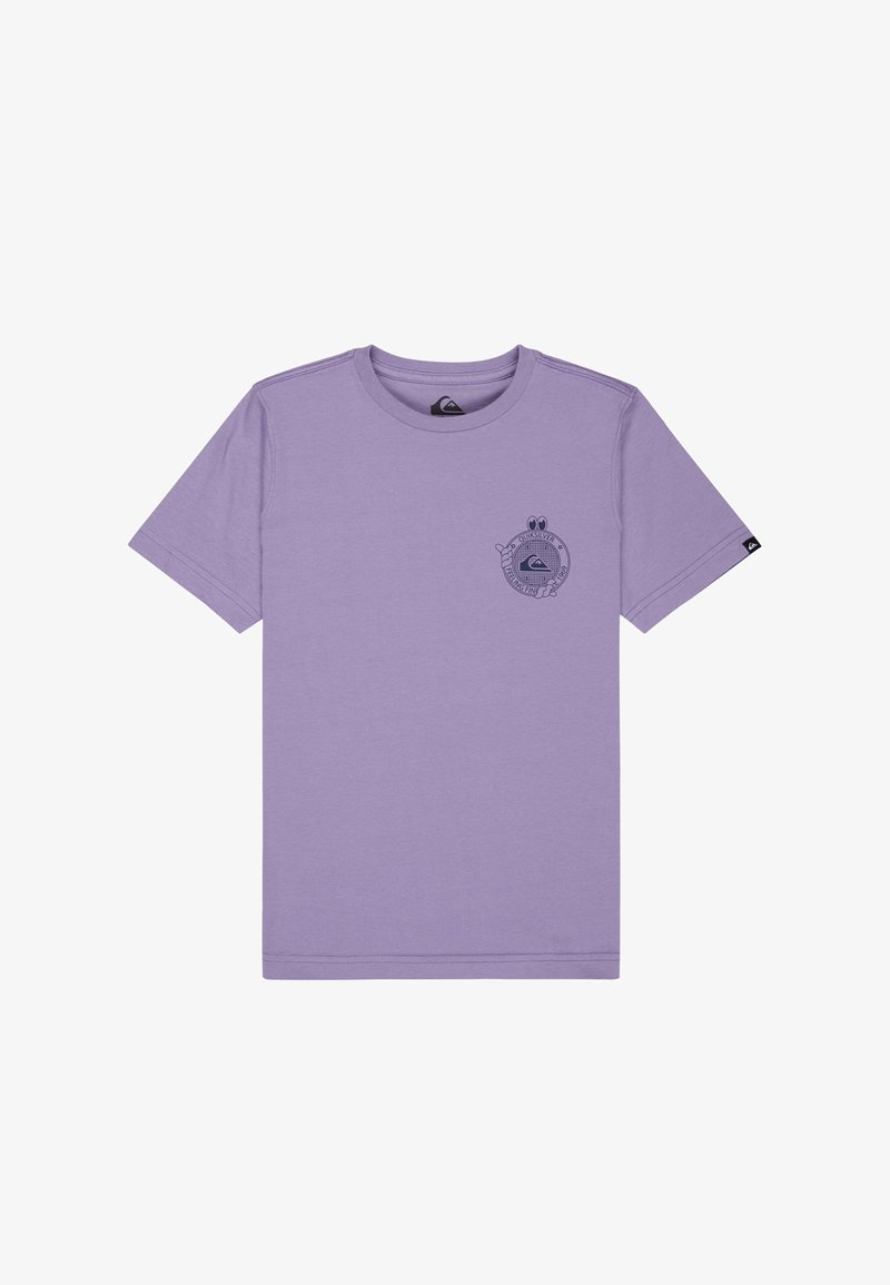 T-shirt lilas à manches courtes et col rond avec un petit logo circulaire noir de Quiksilver représentant une vague et un texte sur le côté gauche de la poitrine.