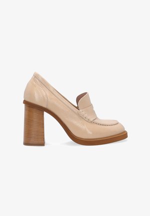 Beige patentlæder hæle loafers med en afrundet tå, syet detaljering og en kraftig træblokhæl. Glat tekstur hele vejen igennem.