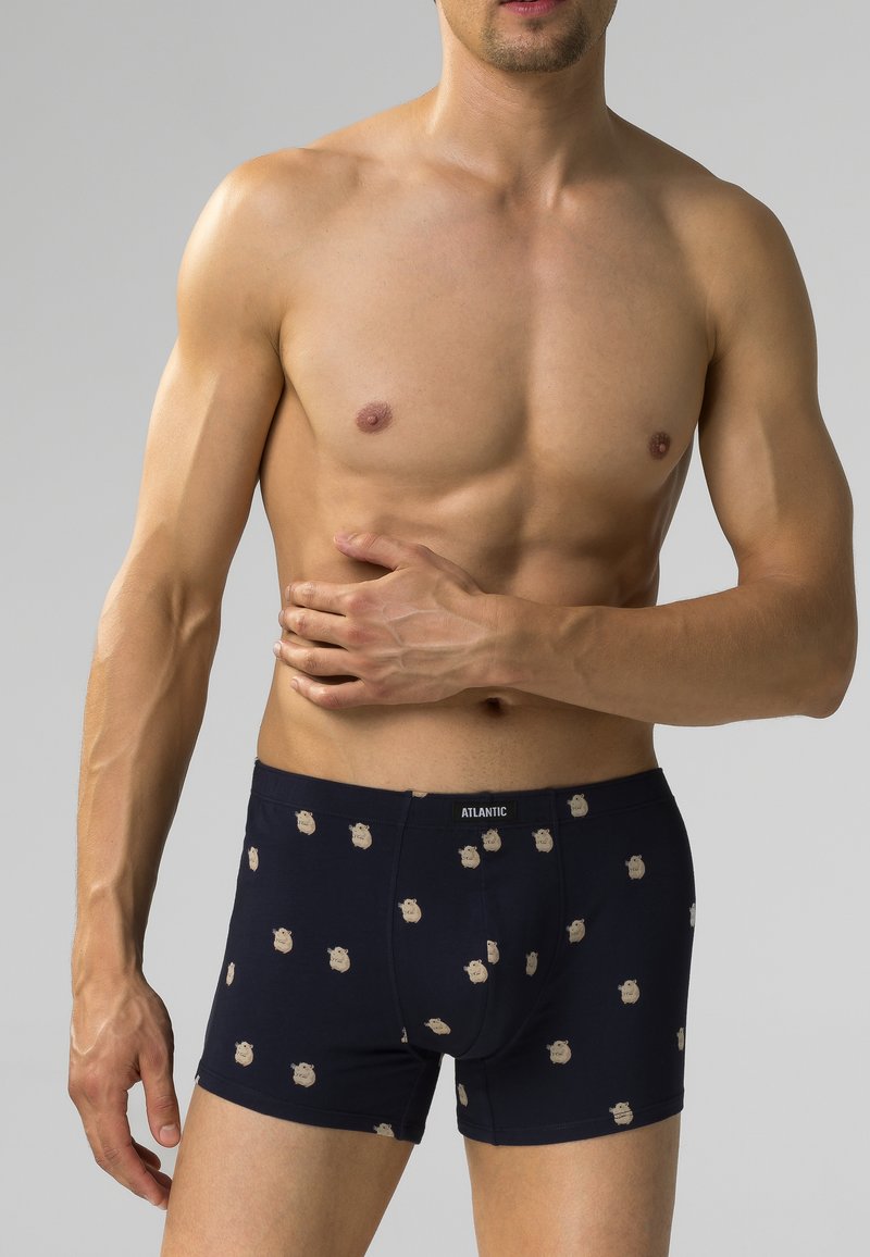 Granatowe szorty bokserskie z mieszanki bawełny, z powtarzającym się jasnobrązowym wzorem zwierząt oraz czarną gumką "ATLANTIC".