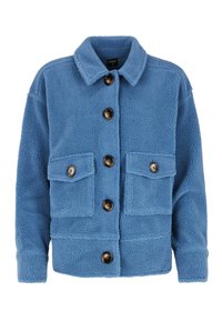 Veste en polaire bleue avec un col, six boutons marron et deux poches avant, au fini texturé et doux.