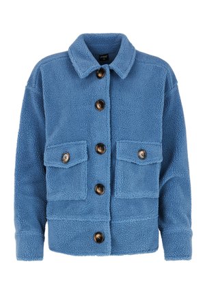 Plava flis jakna s ovratnikom, šest smeškastih dugmadi i dva prednja džepa, sa teksturiranim, mekanim završetkom.