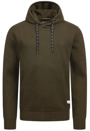 Hoodie vert olive en tissu texturé, doté d'une capuche avec cordon de serrage, ornée de rayures contrastantes bleues et blanches, et d'un patch logo sur la poitrine.
