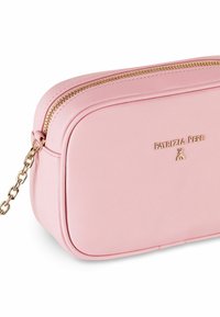 Rosa Kunstledertasche mit goldenen Reißverschluss, rechteckiger Form, mit einem goldenen Logo und einer Kettenriemen. Glatte Textur mit minimaler Gestaltung.