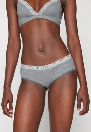 Grijze katoenen bralette en bijpassende ondergoedset, met een kantafwerking in een geometrisch patroon langs de randen. Gladde textuur en subtiele naden.