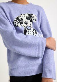 Paarse gebreide trui van zacht materiaal, met een zwart-witte Dalmatische hond ontwerp op de voorkant, en geribbelde mouwen en zoom.