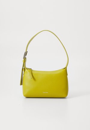Borsa a tracolla gialla in pelle con forma curva, un'unica maniglia e chiusura con zip. Presenta un logo minimalista sulla parte anteriore. Texture liscia.