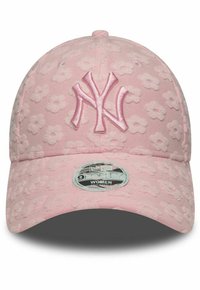 Rosa Baseballkappe mit floralem Muster, ausgestattet mit einem gestickten NY-Logo in einem helleren Rosa. Verstellbare Größe mit einem runden Schirm.