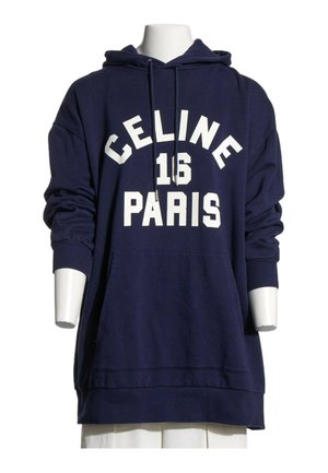 Sweat à capuche bleu marine avec texte blanc « CELINE 16 PARIS », poche kangourou devant et capuche à cordon sur un torse de mannequin blanc.