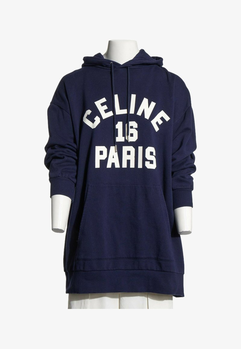 Sweat à capuche bleu marine avec texte blanc « CELINE 16 PARIS », poche kangourou devant et capuche à cordon sur un torse de mannequin blanc.