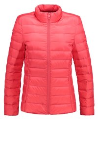 Röd vadderad jacka med hög krage, långa ärmar och dragkedja fram. Har vertikal quiltad design och lätt, slät textur.